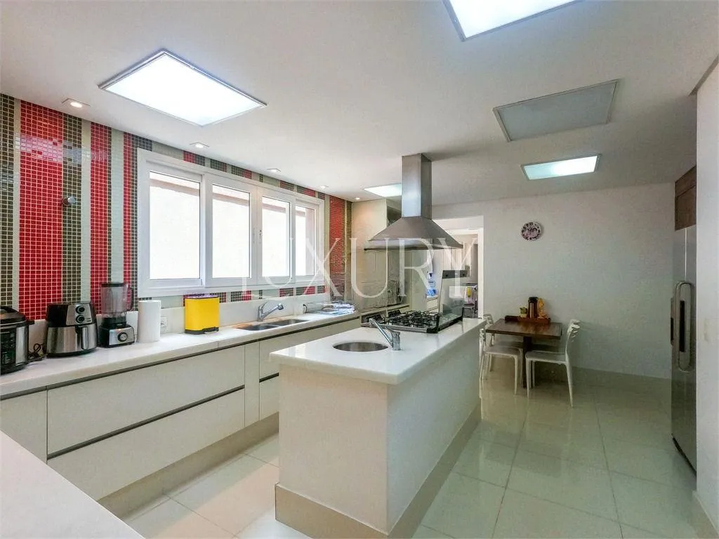 Casa com 5 suítes à venda em Alto de Pinheiros, São Paulo, por R$ 5.950.000 Imagem 14